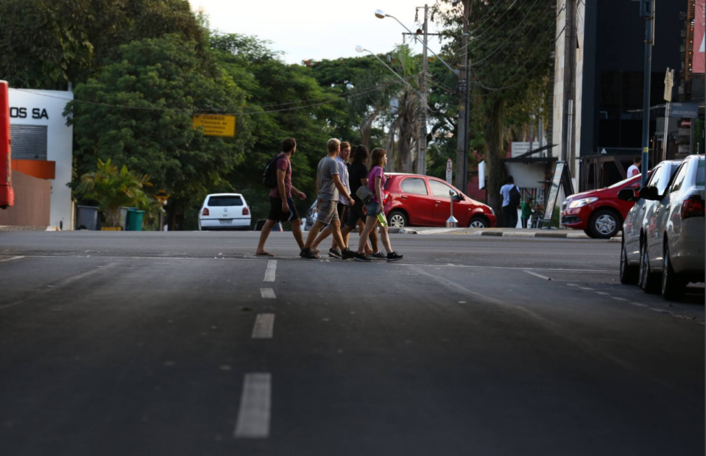 iguassu-walking-tour-foz-brazil-people-street