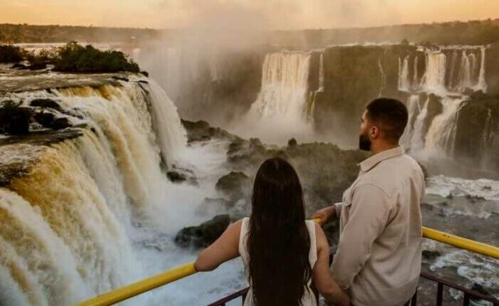 iguassu-walking-tour-sunrise-at-the-falls-couple-view